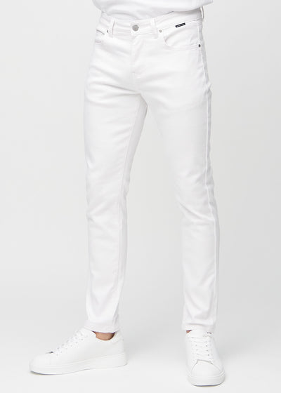 Hvite jeans i slim fit, modellnavn Marguerites, som sitter tett langs bena, sett forfra.