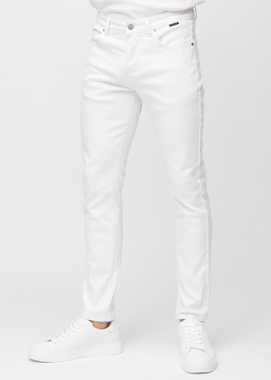 Hvite jeans i slim fit, modellnavn Marguerites, som sitter tett langs bena, sett forfra.