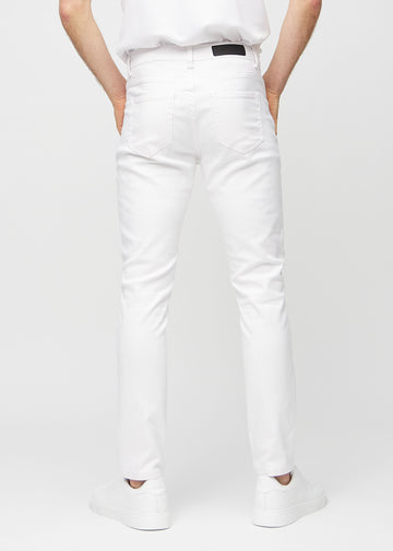 Hvite jeans i slim fit sett bakfra for å vise hele produktet.