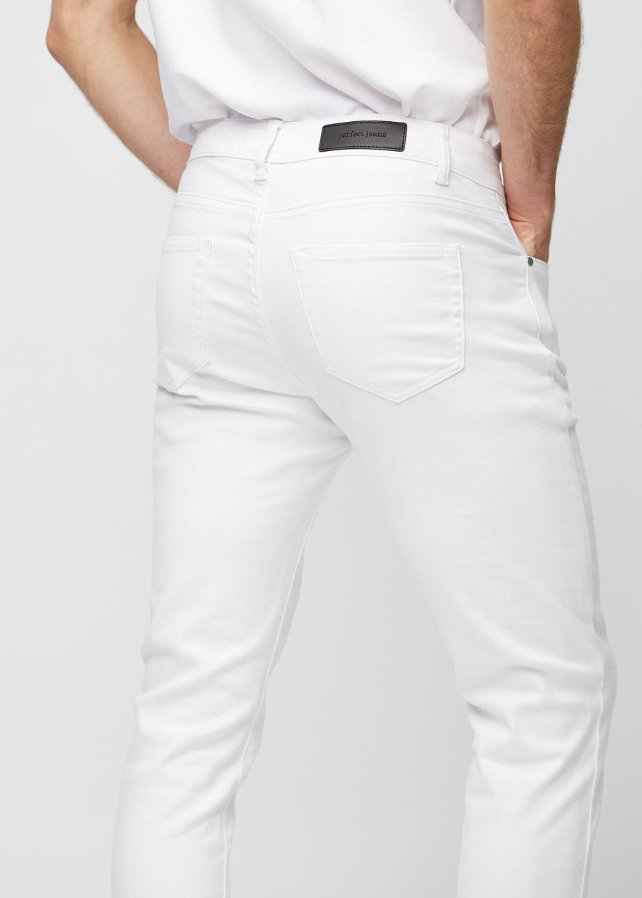 Nærbilde bakfra av hvite jeans i slim fit som viser detaljer.