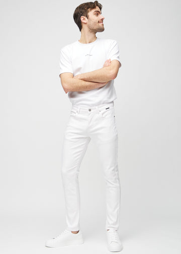 Helbilde av en modell i hvite jeans i slim fit.