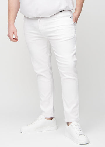 Hvite jeans i slim fit, modellnavn Marguerites, som sitter tett langs bena på en plus-size-modell, sett forfra.