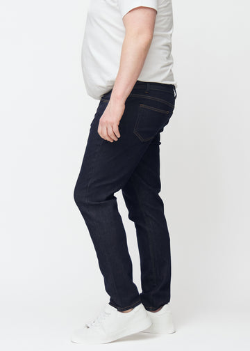 Dyp mørkeblå denim jeans til menn i fargen Midnights med slim passform sett fra siden på plus-size-modell.
