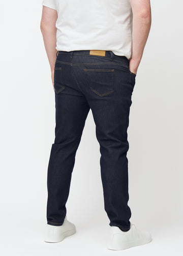 Dyp mørkeblå denim jeans til menn i fargen Midnights sett bakfra på plus-size-modell.