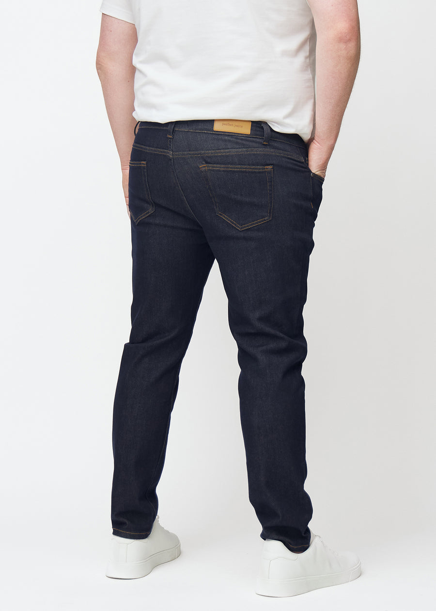 Dyp mørkeblå denim jeans til menn i fargen Midnights sett bakfra på plus-size-modell.