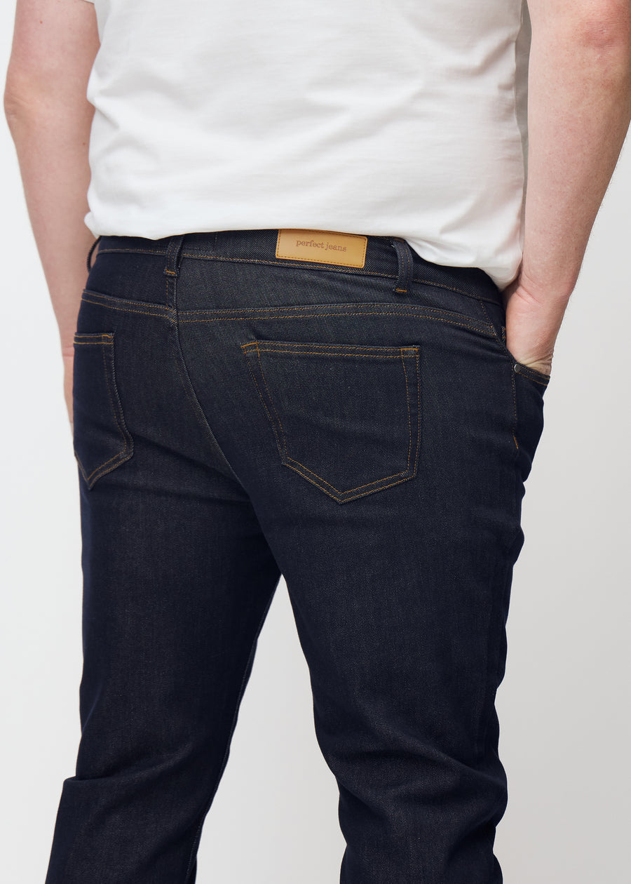 Dyp mørkeblå denim jeans til menn i fargen Midnights sett bakfra på nært hold på plus-size-modell.