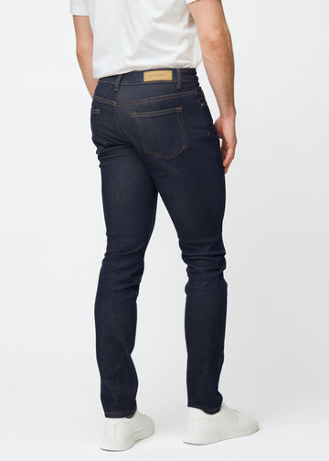 Dyp mørkeblå denim jeans til menn i fargen Midnights sett bakfra, slik at passformen kan sees.