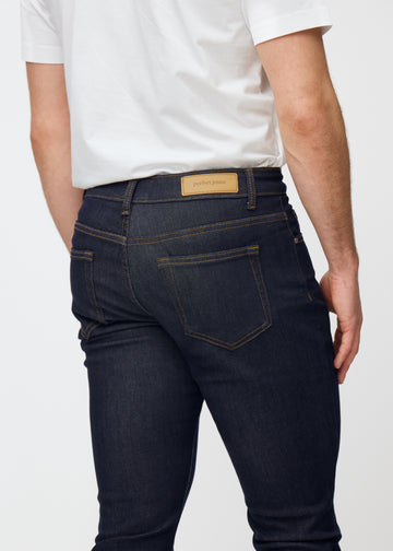 Dyp mørkeblå denim jeans til menn i fargen Midnights sett bakfra på nært hold for å vise passform og detaljer.
