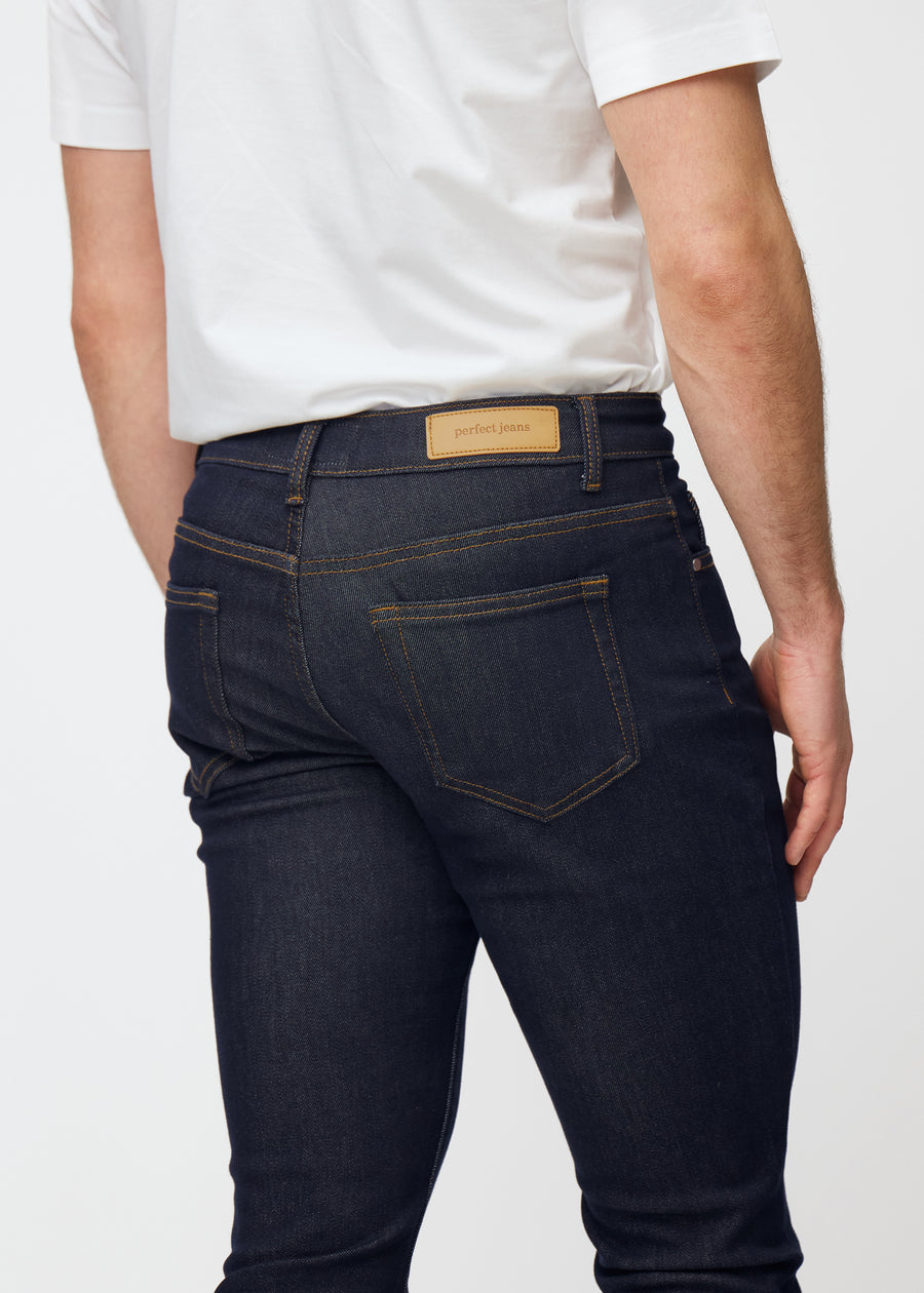 Dyp mørkeblå denim jeans til menn i fargen Midnights sett bakfra på nært hold for å vise passform og detaljer.