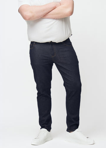 Dyp mørkeblå denim jeans til menn i fargen Midnights med slim passform sett forfra på plus-size-modell.