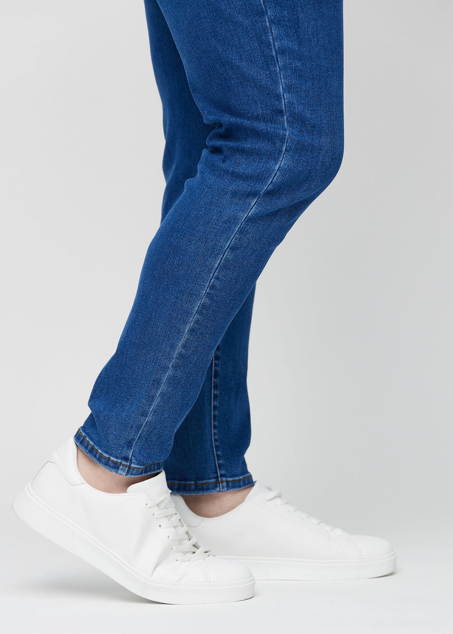 Anklene på en plus-size-modell som viser hvor tett jeansene sitter.