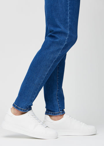 Anklene på en modell som viser hvor tett jeansene sitter.