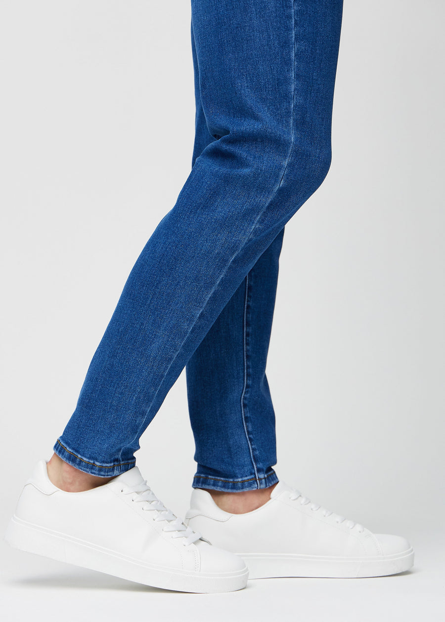 Anklene på en modell som viser hvor tett jeansene sitter.
