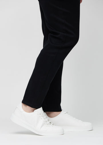 Anklene på en plus-size-modell som viser hvor tett jeansene sitter.