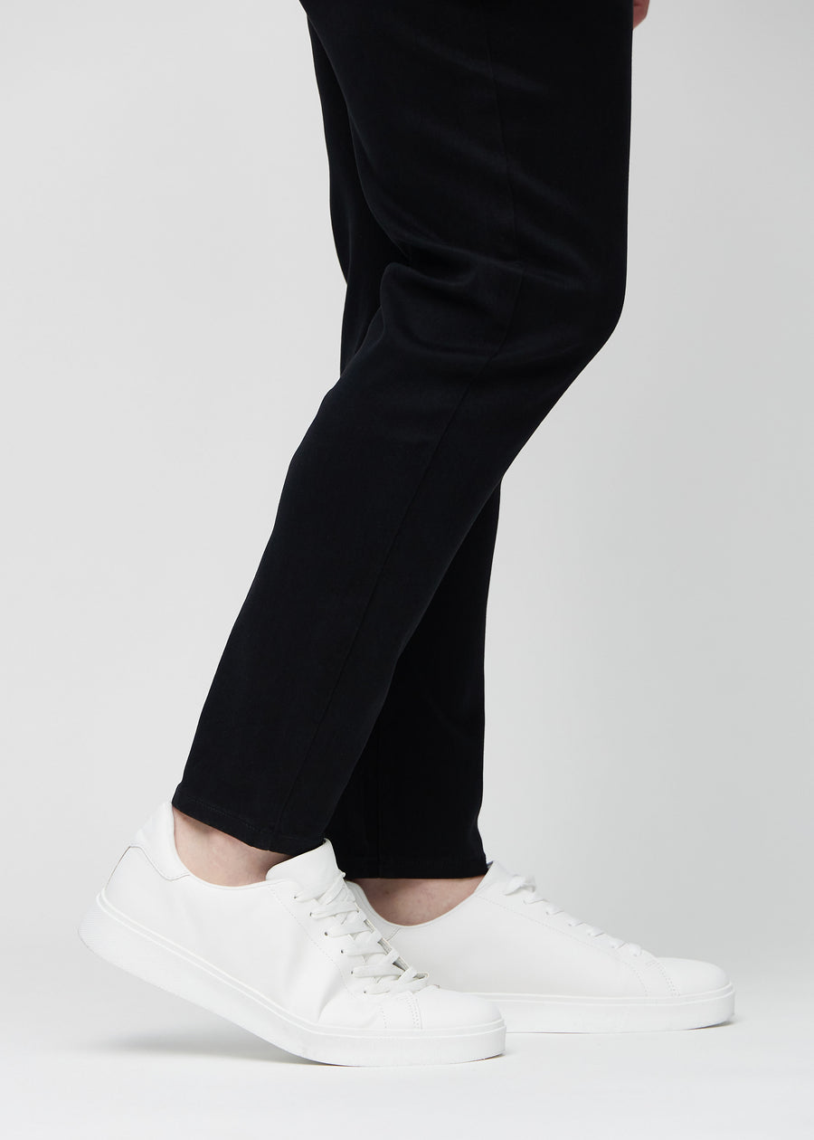 Anklene på en plus-size-modell som viser hvor tett jeansene sitter.