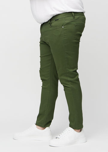 Mørkegrønne jeans i slim fit sett fra siden på en plus-size-modell.