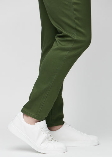 Anklene på en plus-size-modell som viser hvor tett jeansene sitter.