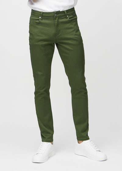 Mørkegrønne jeans i slim fit, modellnavn Renewals, som sitter tett langs bena, sett forfra.