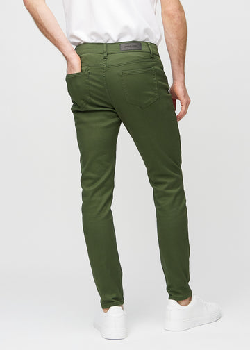 Mørkegrønne jeans i slim fit sett bakfra for å vise hele produktet.