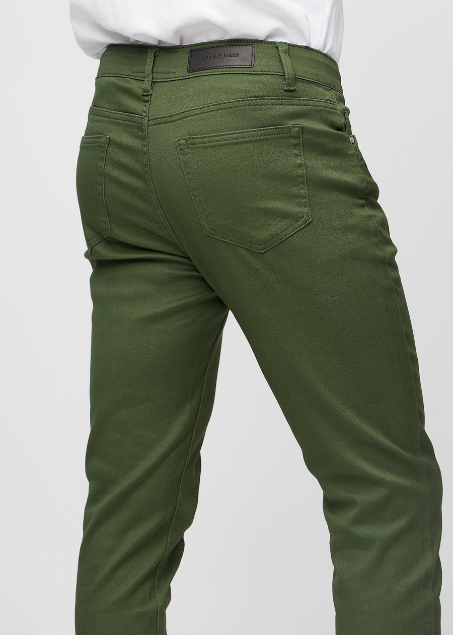 Nærbilde bakfra av mørkegrønne jeans i slim fit som viser detaljer.