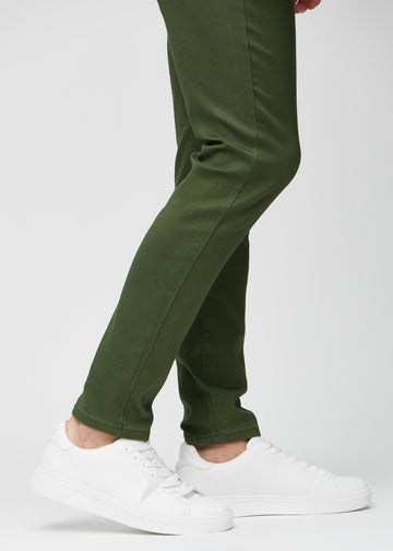 Anklene på en modell som viser hvor tett jeansene sitter.