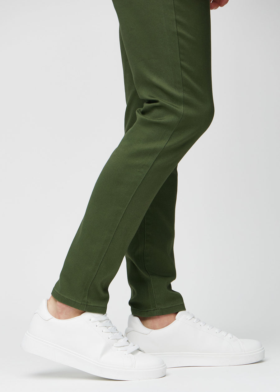 Anklene på en modell som viser hvor tett jeansene sitter.