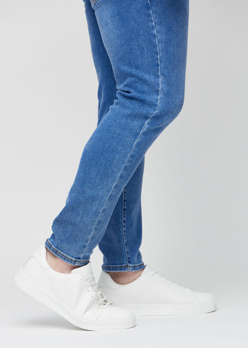 Anklene på en plus-size-modell som viser hvor tett jeansene sitter.