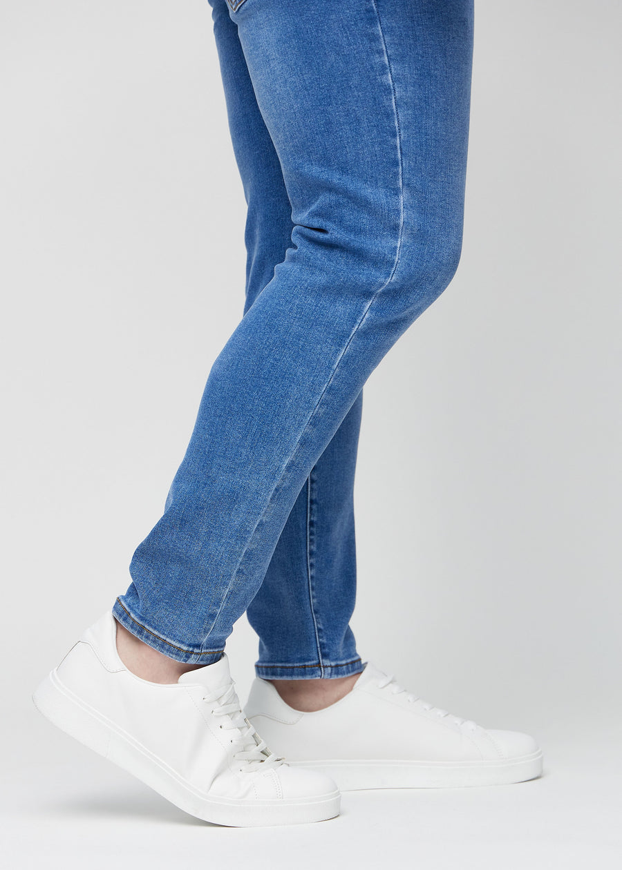 Anklene på en plus-size-modell som viser hvor tett jeansene sitter.