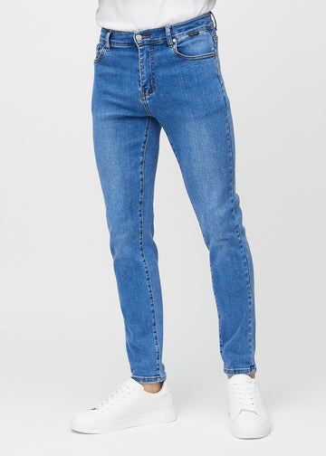 Blå denimjeans i slim fit, modellnavn Rivers, som sitter tett langs bena , sett forfra.