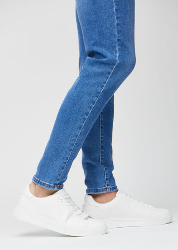 Anklene på en modell som viser hvor tett jeansene sitter.