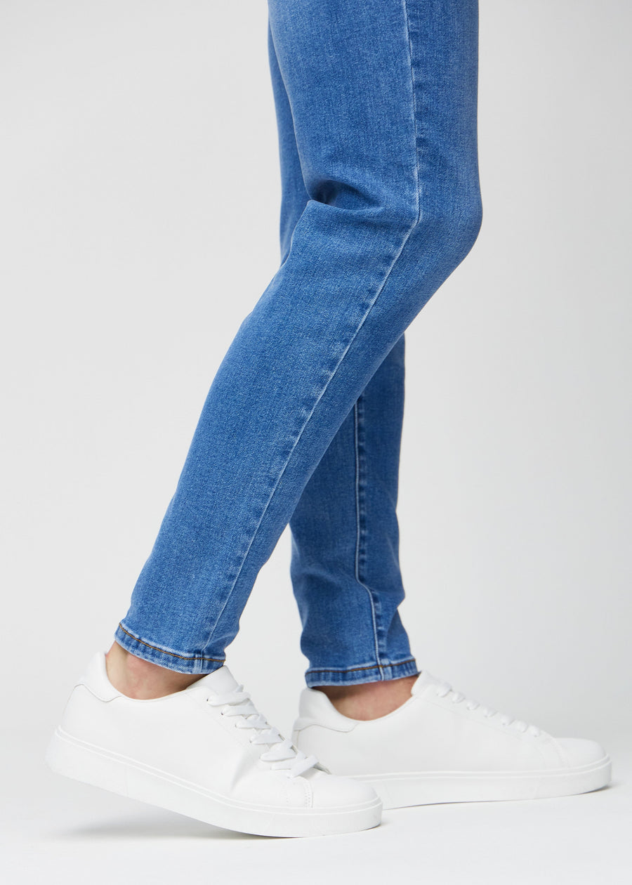 Anklene på en modell som viser hvor tett jeansene sitter.