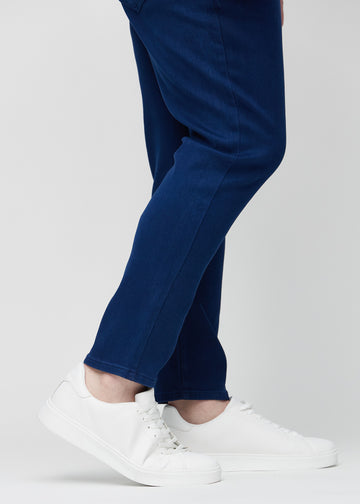 Anklene på en plus-size-modell som viser hvor tett jeansene sitter.