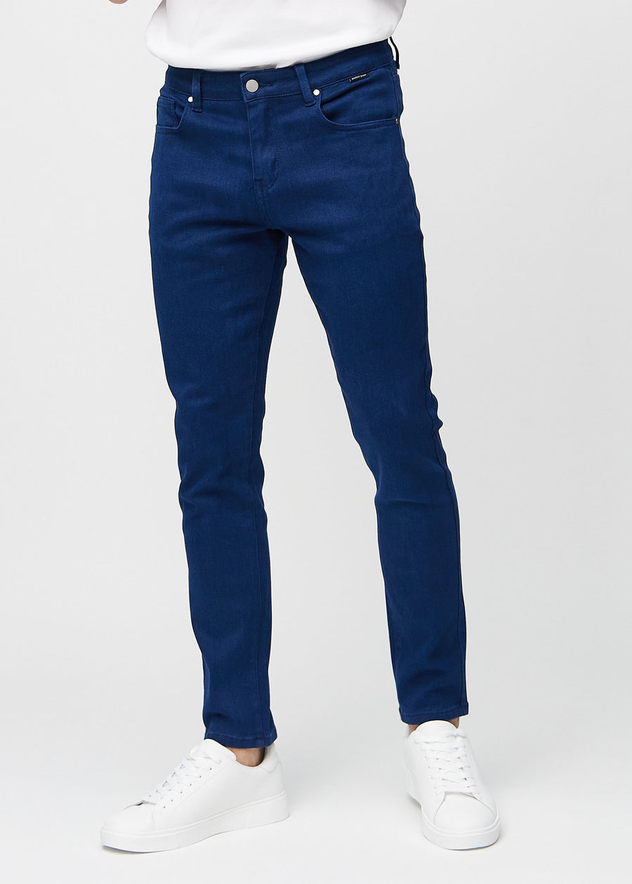 Mørkeblå jeans i slim fit, modellnavn Royals, som sitter tett langs bena, sett forfra.
