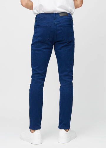 Mørkeblå jeans i slim fit sett bakfra for å vise hele produktet.