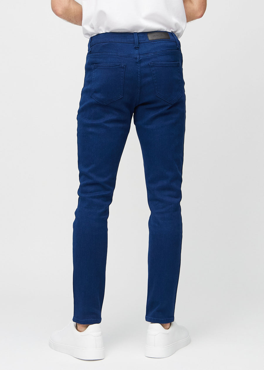 Mørkeblå jeans i slim fit sett bakfra for å vise hele produktet.