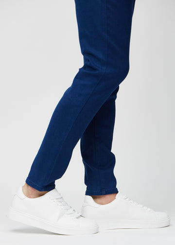 Anklene på en modell som viser hvor tett jeansene sitter.