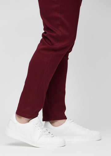 Anklene på en plus-size-modell som viser hvor tett jeansene sitter.