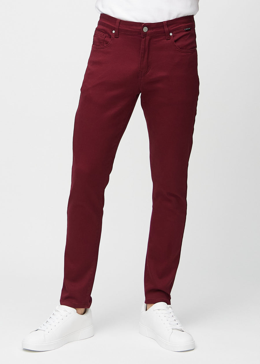 Mørkerøde jeans i slim fit, modellnavn Santas, som sitter tett langs bena, sett forfra.