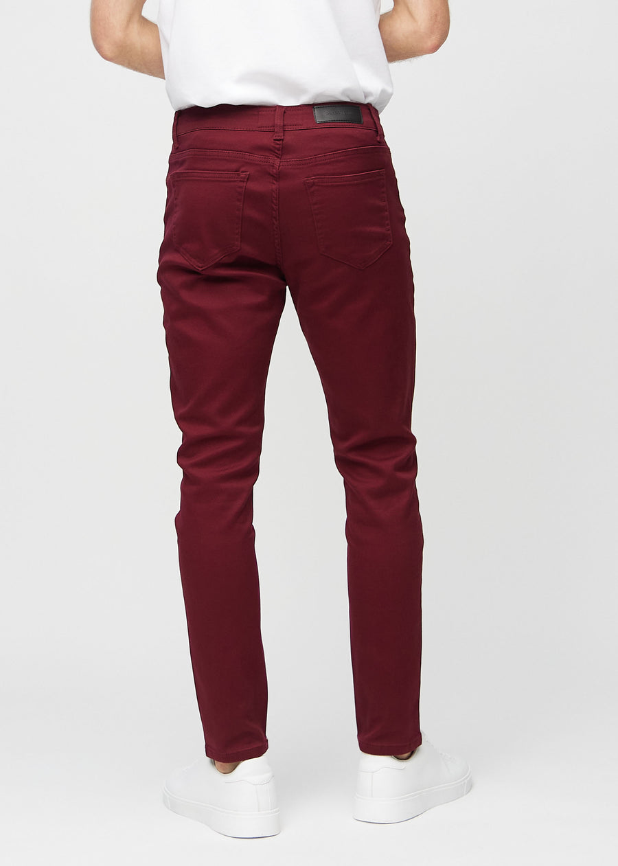 Mørkerøde jeans i slim fit sett bakfra for å vise hele produktet.