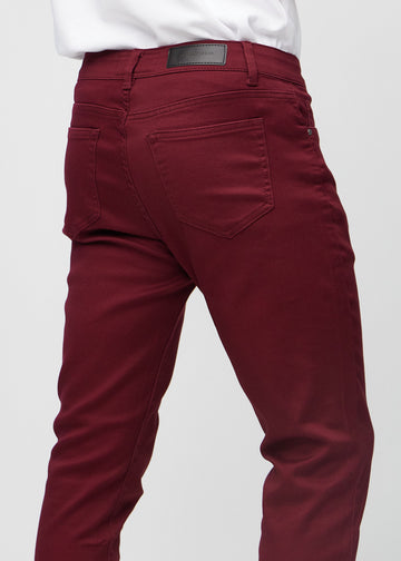 Nærbilde bakfra av mørkerøde jeans i slim fit som viser detaljer.