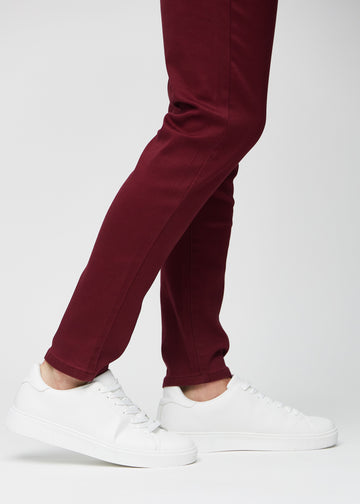 Anklene på en modell som viser hvor tett jeansene sitter.