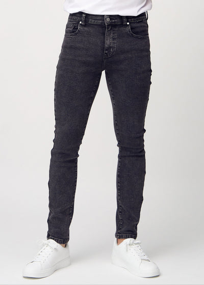 Mørkegrå denimjeans i slim fit, modellnavn Shadows, som sitter tett langs bena , sett forfra.