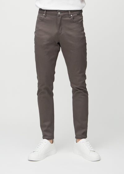 Gråbrune jeans i slim fit, modellnavn Thunders, som sitter tett langs bena, sett forfra.