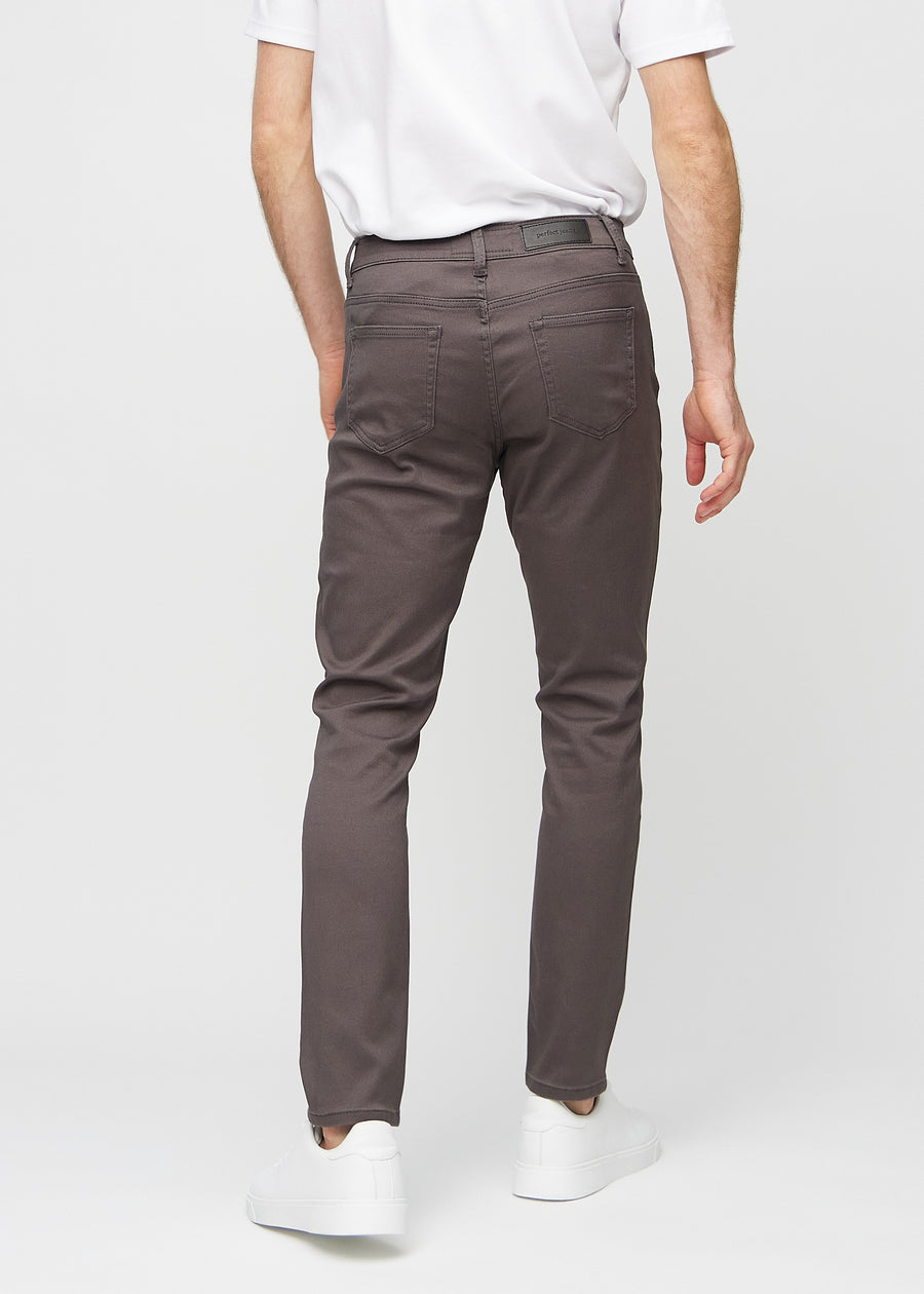 Gråbrune jeans i slim fit sett bakfra for å vise hele produktet.