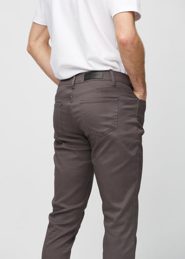 Nærbilde bakfra av gråbrune jeans i slim fit som viser detaljer.