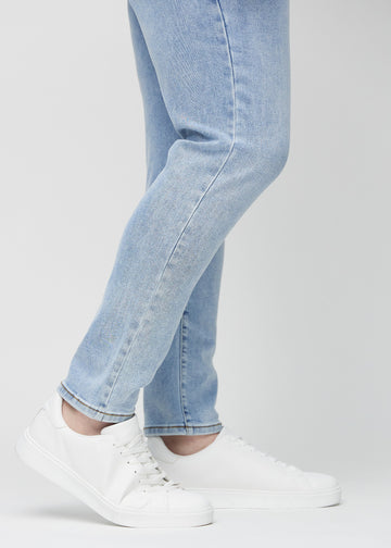 Anklene på en plus-size-modell som viser hvor tett jeansene sitter.