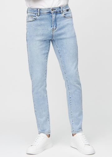 Lyseblå denimjeans i slim fit, modellnavn Waves, som sitter tett langs bena , sett forfra.