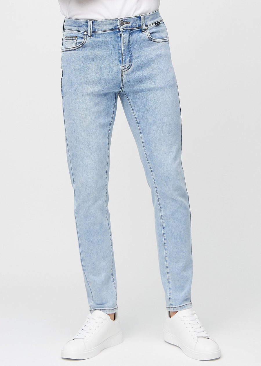 Lyseblå denimjeans i slim fit, modellnavn Waves, som sitter tett langs bena , sett forfra.