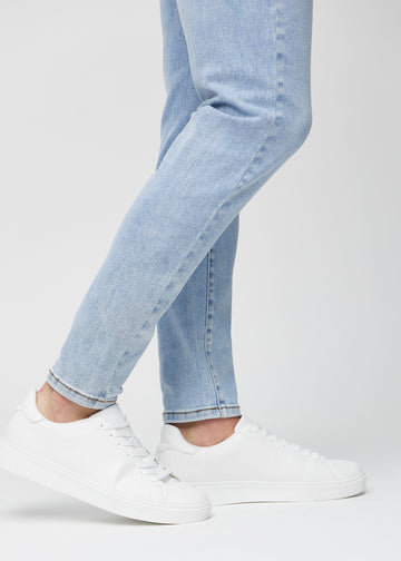Anklene på en modell som viser hvor tett jeansene sitter.