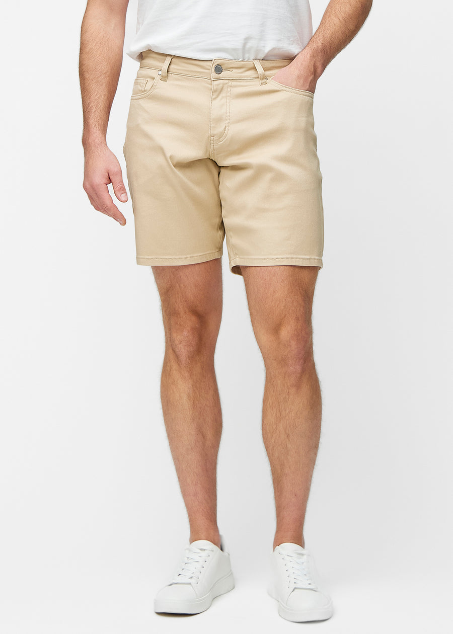 Beige shorts til herre i fargen Gazelles med regular passform som sitter naturlig ved hoften og gir luft rundt lårene, sett forfra.